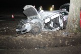 Wypadek w Chełmcach pod Inowrocławiem. Samochód uderzył w drzewo, jedna osoba nie żyje