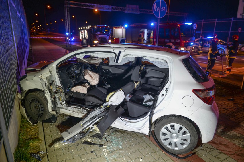 Do wypadku doszło w sobotę około godz. 22.30 na skrzyżowaniu...