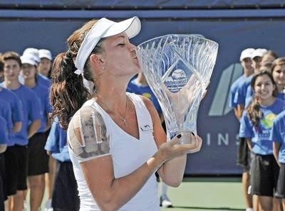 Agnieszka Radwańska z trofeum zdobytym w Carlsbad Fot. REUTERS/Denis Poroy/FORUM