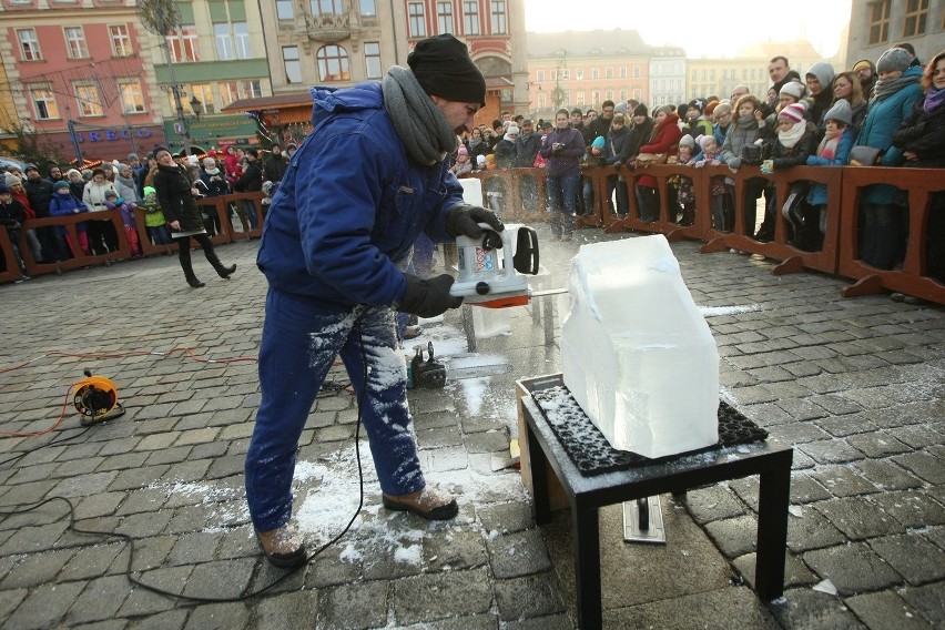 Wrocław: Na Rynku powstają lodowe rzeźby (ZOBACZ ZDJĘCIA, FILM)