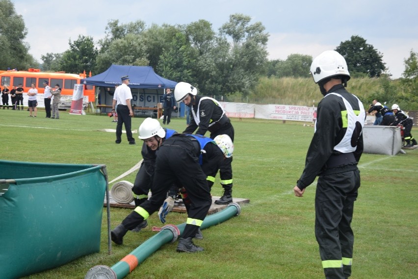 Bosutów i Poskwitów to najlepsze drużyny strażackie w powiecie krakowskim. Zawody sportowo-pożarnicze [ZDJĘCIA]