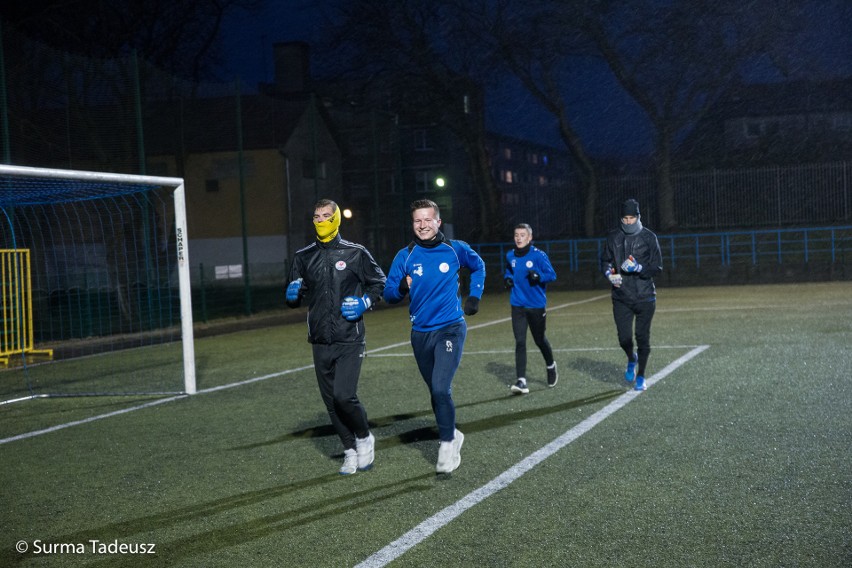 Piłkarze Błękitnych Stargard trenują na stadionie przy ulicy...