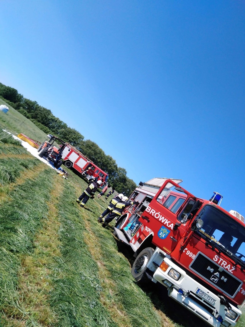 Powiat bytowski. Pożar ciągnika. Pojazd zapalił się podczas koszenia trawy (zdjęcia)