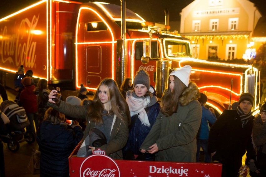 Świąteczne ciężarówki Coca-Cola z poprzednich edycji z...