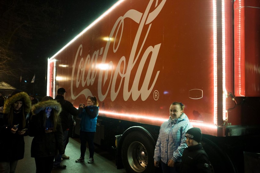 Świąteczne ciężarówki Coca-Cola z poprzednich edycji z...