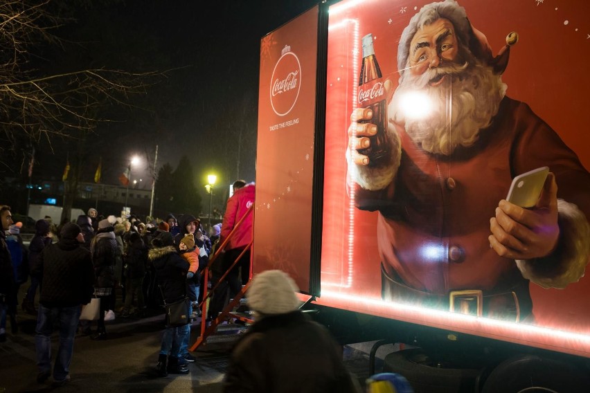 Świąteczne ciężarówki Coca-Cola z poprzednich edycji z...