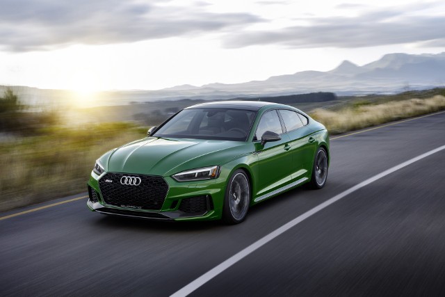 Audi RS5 Sportback Za napęd odpowiada silnik 2.9 TFSI V6 biturbo o mocy 444 KM. Maksymalny moment obrotowy 600 Nm dostępny jest w przedziale od 1900 do 5000 obr./min. Od 0 do 96 km/h Audi RS 5 Sportback przyspiesza w 3,9 sekundy, natomiast prędkość maksymalna to 280 km/h.fot. Audi