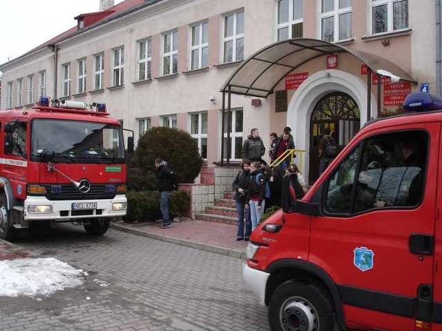 W szkole są już strażacy. Sytuacja jest opanowana.