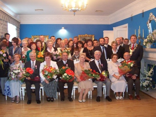 Jubilaci i goście uroczystości w ostrowieckim Urzędzie Stanu Cywilnego.