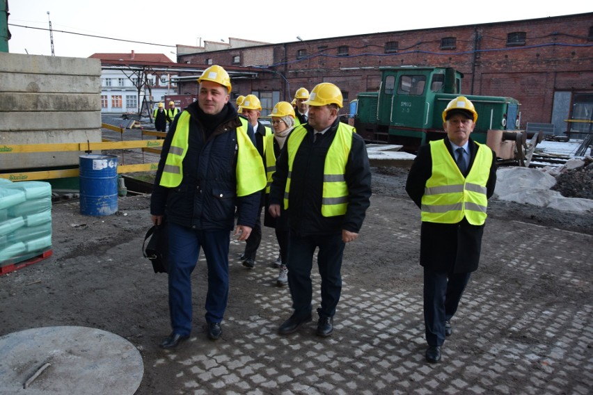 Postępom prac na terenie dawnej Cukrowni Żnin, gdzie ma...