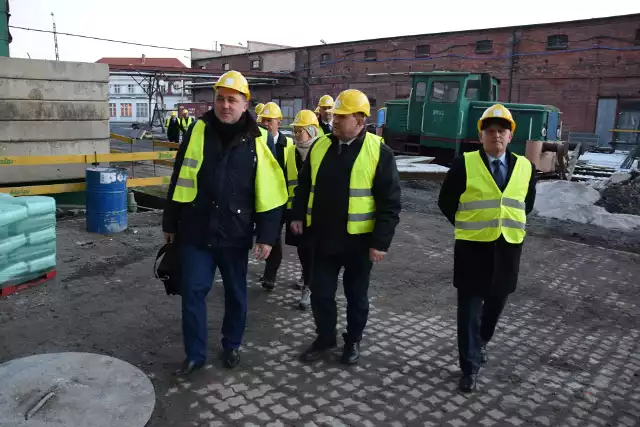 Postępom prac na terenie dawnej Cukrowni Żnin, gdzie ma powstać m.in. kompleks hotelowy, przyglądali się ostatnio radni Rady Miejskiej w Żninie. (Na końcowych zdjęciach pokazujemy te same obiekty, które zwiedzaliśmy m.in. w towarzystwie szefów Arche latem 2018 r.)