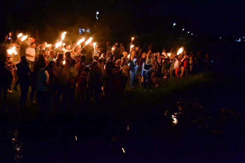 Magiczna Noc Świętojańska w Strawczynie. Był nawet "taniec z ogniem"