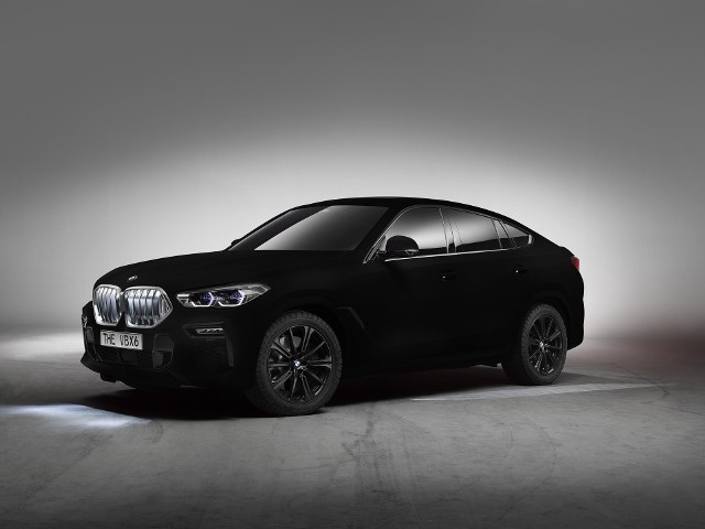Już we wrześniu podczas targów motoryzacyjnych we Frankfurcie odbędzie się światowa premiera BMW X6 trzeciej generacji  – samochodu, który ponad dekadę temu dał początek segmentowi Sports Activity Coupé. Podczas targów BMW zaprezentuje także spektakularny, pojedynczy egzemplarz pokazowy BMW X6 pokryty powłoką Vantablack® VBx2 o specjalnej nanonstrukturze, Fot. BMW