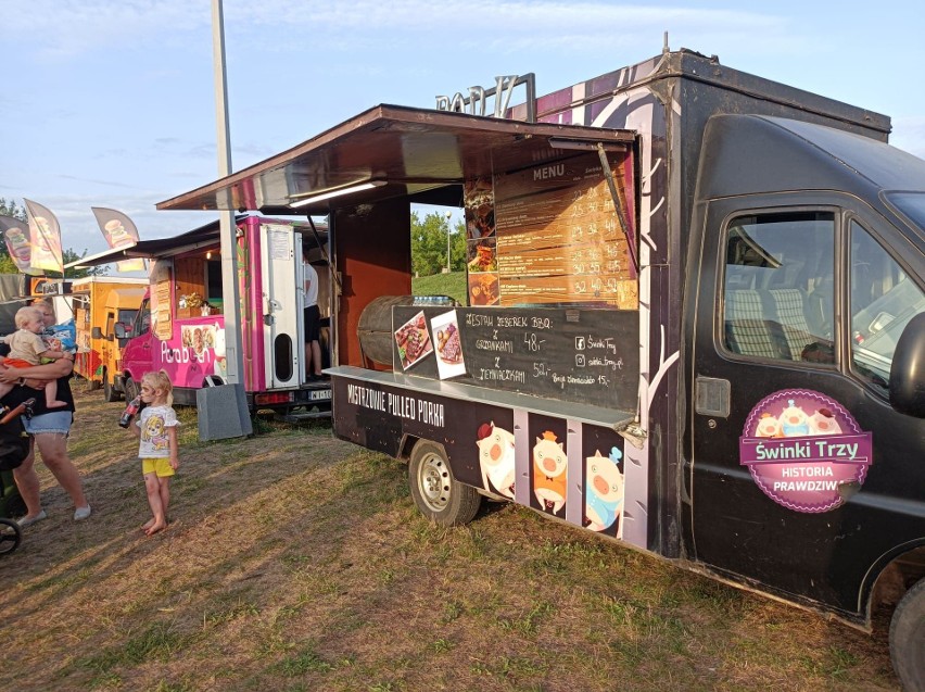 Festiwal Smaków Food Trucków w Ostrołęce. Od 19 do 21 sierpnia można dobrze zjeść na plaży. Są też inne atrakcje. Zdjęcia