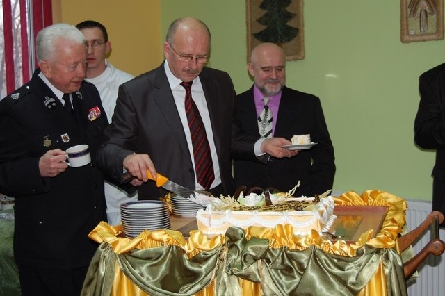 Burmistrz Mroczy Wiesław Gozdek ( w środku kroi tort)  w jesiennych wyborach ponownie powalczy o stanowisko w ratuszu.