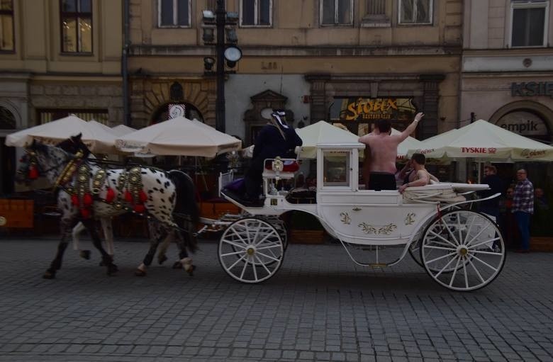 Kraków. Policja i urząd prowadzą postępowania w sprawie nagich turystów na Rynku Głównym [ZDJĘCIA]