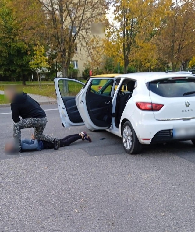 Funkcjonariusze z Leszna i Kalisza namierzyli i zatrzymali sprawców kradzieży samochodu. Udało im się też go odzyskać. W trakcie pracy nad tą sprawą kryminalni zatrzymali trzy osoby, w tym poszukiwanego listem gończym do odbycia kary 16 miesięcy pozbawienia wolności.