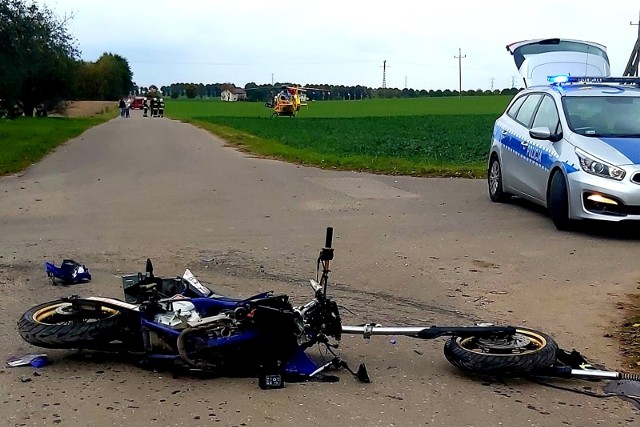 Pracujący na miejscu policjanci ustalili, że na skrzyżowaniu równorzędnym doszło do zderzenia renault trafic oraz motocykla yamaha