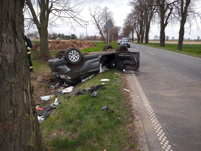 Do wypadku doszło w niedzielę 10 kwietnia na drodze wojewódzkiej 252 w miejscowości Jaranowo Duże (gmina Bądkowo). Kierowca samochodu osobowego zjechał do rowu i dachował. Jak poinformowało Powiatowe Stanowisko Kierowania Państwowej Straży Parnej w Aleksandrowie Kujawskim, do akcji wysłano 2 zastępy straży pożarnej z PSP Aleksandrów Kujawski i OSP Żabieniec. Starszy mężczyzna nie dawał oznak życia po wypadku. Ratownicy medyczni prowadzili resuscytacje krążeniowo-oddechową. Poszkodowany odzyskał funkcje życiowe i trafił do szpitala we Włocławku.