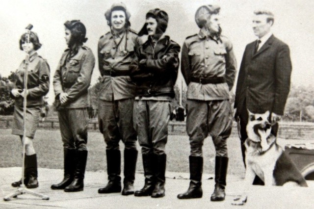 Franciszek Szydełko (z prawej) w towarzystwie czterech pancernych, Lidki, no i - rzecz jasna - psa.