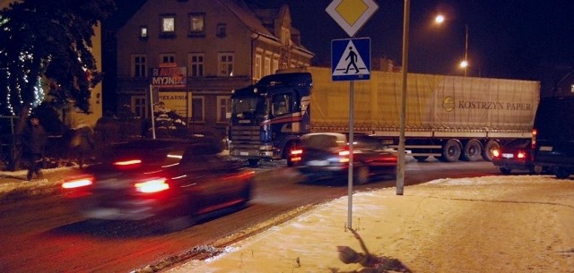 Pozornie błaha awaria tira na skrzyżowaniu obnażyła słabość rozwiązania ruchu aut na krzyżówce przy ul Przyszłości. Jak to zmienić?