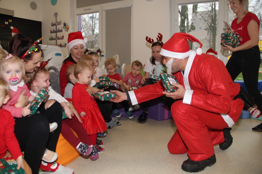 Strażacki Mikołaj odwiedził brzeziński żłobek i przedszkola. Przyniósł prezenty i mnóstwo uśmiechu