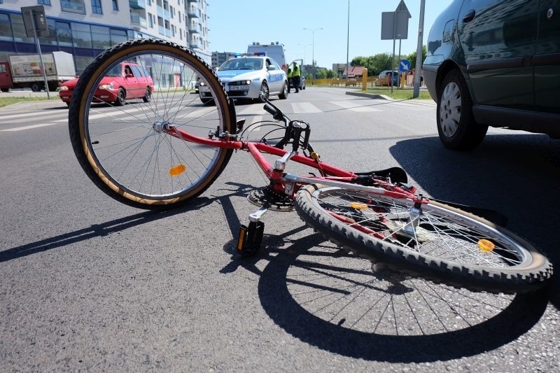 Ul. Kaczorowskiego. Wypadek na przejściu. Rowerzysta potrącony przez fiata (zdjęcia, wideo)