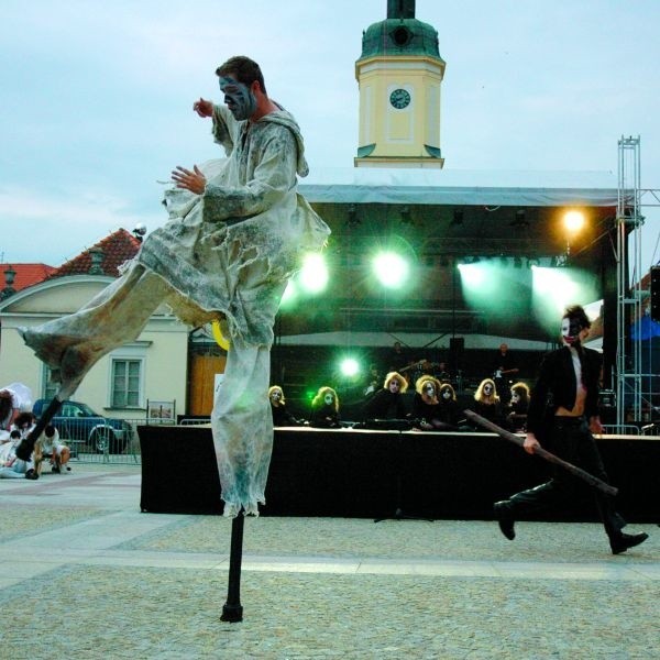 Dni Miasta Białegostoku 2008. W akcji plenerowej "Integracja&#8221; wzięli udział studenci Wydziału Sztuki Lalkarskiej AT, tancerze z Teatru Tańca i Improwizacji oraz uczniowie Liceum Sztuk Plastycznych w Supraślu.
