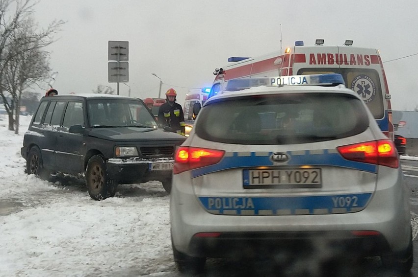 Wypadek na "dwunastce" w Rajcu Szlacheckim koło Radomia. Na skrzyżowaniu zderzyły się bus i terenówka, którą podróżowały dzieci 