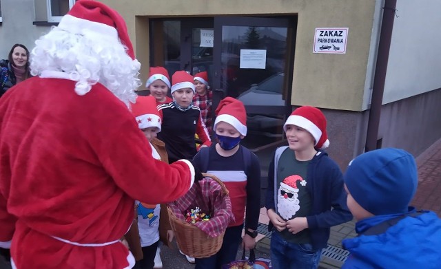 Na dzieci idące do szkoły i przedszkola w Bielinach w poniedziałkowy ranek, 6 grudnia czekała miła niespodzianka. Już od 7.30 pojawił się gość z białą brodą i w czerwonej czapce. Święty Mikołaj w ręce trzymał kosz ze słodyczami, którymi chętnie obdarowywał dzieci.Zobacz więcej na kolejnych slajdach >>>