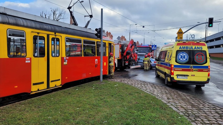 Do kraksy skody z tramwajem doszło w poniedziałek, 30...