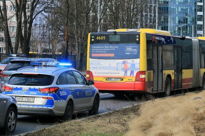 Wypadek przy Wroclavii. Zderzenie autobusu i dwóch aut [ZDJĘCIA]