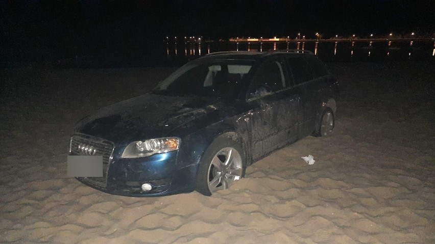 Pijany kierowca wjechał audi na plażę w Sielpi. Tam się... zakopał i wpadł w ręce policji 