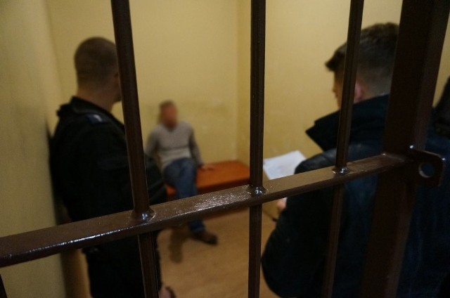 Policjanci z Radzionkowa zatrzymali mężczyzn, którzy grozili inkasentowi pobiciem i straszyli go nożem