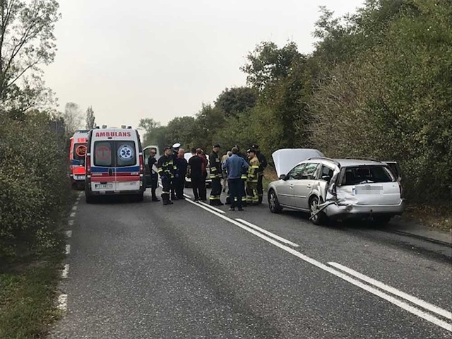 Do wypadku doszło we wtorek (9 października) około godz. 12.00. na drodze Góra - Cigacice. Z pierwszych informacji wynika, że zderzyły się autobus i trzy samochody osobowe. Droga Zielona Góra - Cigacice została zablokowana. Na miejsce wypadku dojechało kilka karetek pogotowia ratunkowego. Policja zablokowała wjazd na drogę od strony Zielonej Góry oraz na węźle Sulechów. Samochody są kierowane na drogę S3.Zobacz też: NIECODZIENNE ZDJĘCIA Z DWÓCH WYPADKÓW K. SULECHOWA [GALERIA CZYTELNIKA]Zobacz też: WYMARŁE MIASTECZKO NA SKRAJU LUBUSKIEGO [WIDEO, ZDJĘCIA]