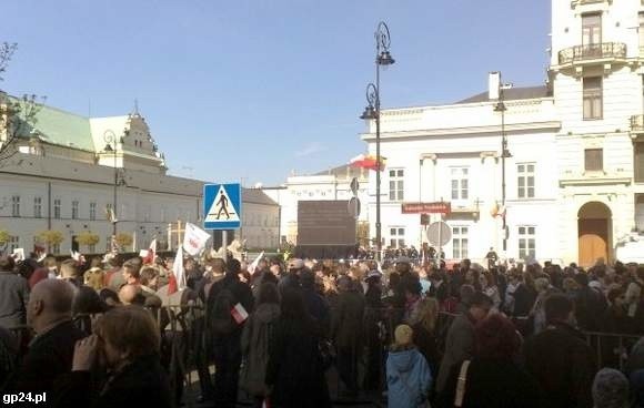 Kolejka do pałacu prezydenckiego