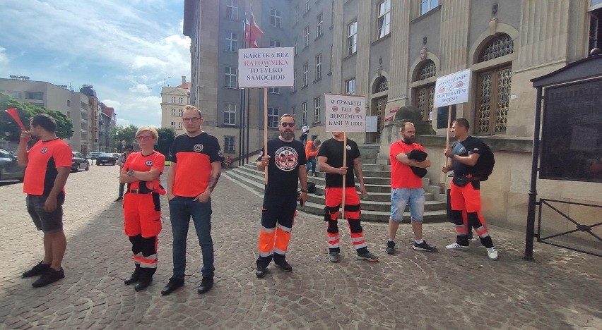 Katowice. Dziś protest ratowników medycznych przed Urzędem...