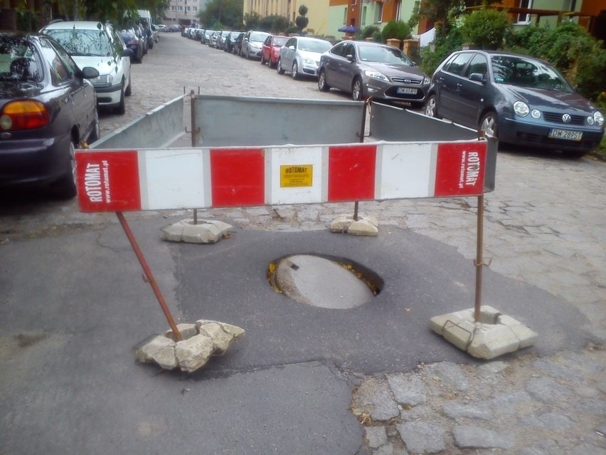 Wrocław: Zapadnięta studzienka utrudnia życie mieszkańcom. MPWiK nie reaguje [FOTO]