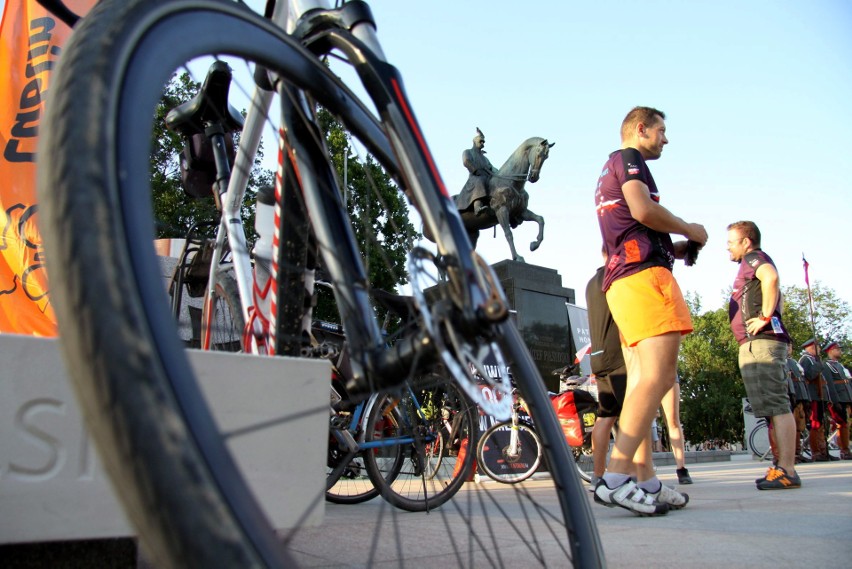 Rowerzystów na pl. Litewskim pożegnał Ochotniczy Szwadron...