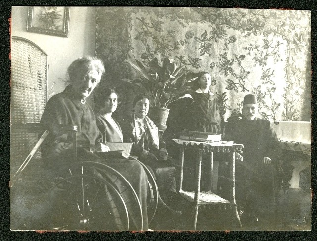 Imam Ibrahim Smajkiewicz z (od lewej) Olgą Bohdanowicz, Heleną Piotrowicz z domu Bohdanowicz, Sofią Smajkiewicz z domu Chalecką oraz Olgą Piotrowicz. Wilno; 08.11.1931