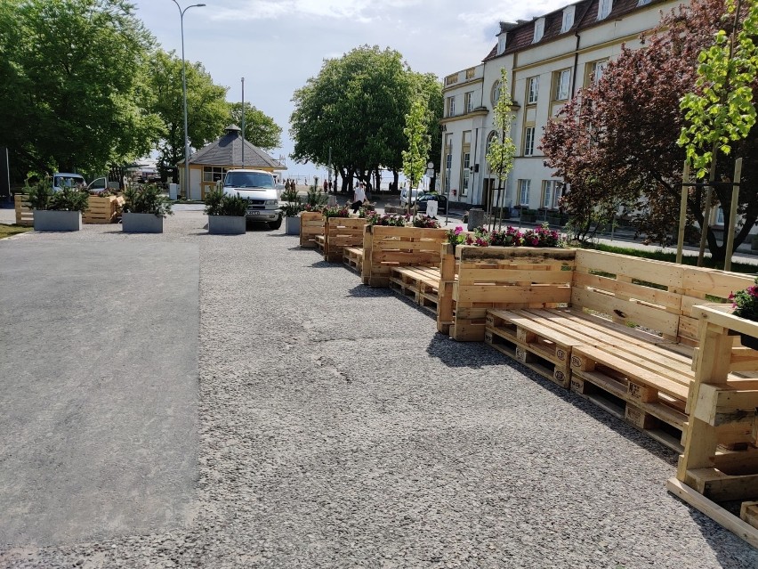 Parking przy ul. Zawiszy Czarnego zamieniony w strefę rekreacji. Mieszkańcy wolą parking, skarżą się, że nie mają gdzie zostawiać samochodów