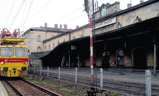 Czechowicki dworzec PKP. Wykolejony pociąg zniszczył wiatę