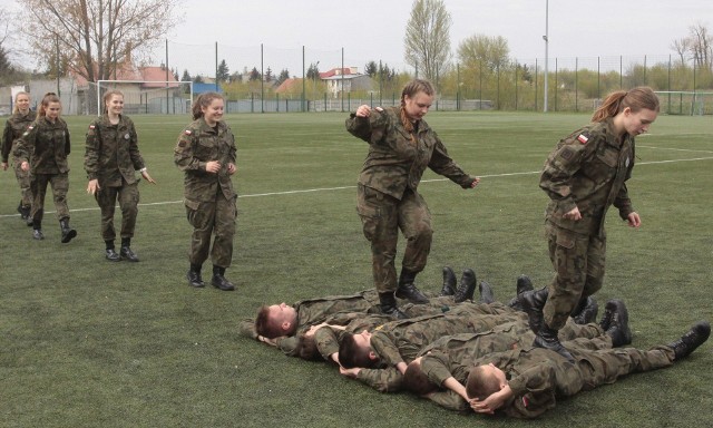 Jeden z pokazów w wykonaniu  uczniów  II C  z XI LO w Radomiu podczas Międzyszkolnych Zawodów w Wieloboju Sprawnościowym.