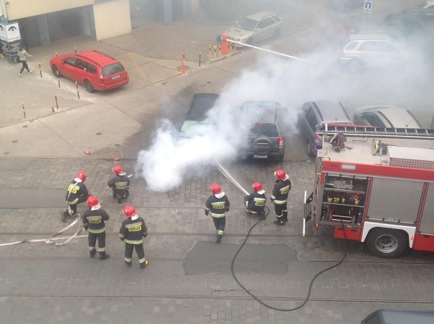 Wrocław: Pożar samochodu przy Zielińskiego (ZDJĘCIA)