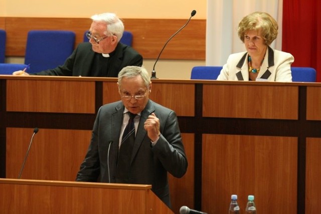 Kazimierz Pospiszyl, profesor dr hab. psycholog, autor głośnej &#8222;Psychologii kobiety&#8221; oraz wielu podręczników akademickich i popularnych książek z zakresu psychologii.