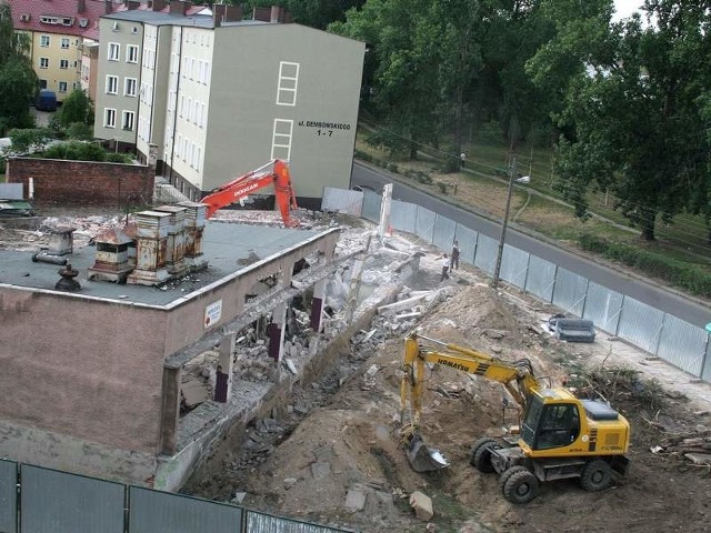 Plac budowy - NiebuszewoDębowy Skwer na Niebuszewie powstanie u zbiegu ul. Dembowskiego i ul. Cegielskiego. Obecnie trwa wyburzanie starych zabudowań.
