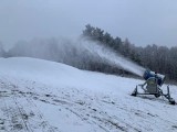 Ruszają pierwsze stoki narciarskie w Górach Świętokrzyskich. Gdzie pojeździmy na nartach? Oto czynne trasy