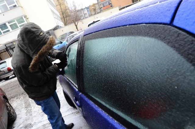 Taki widok zastał dziś rano, 12 stycznia, wszystkich kierowców parkujących "pod chmurką".