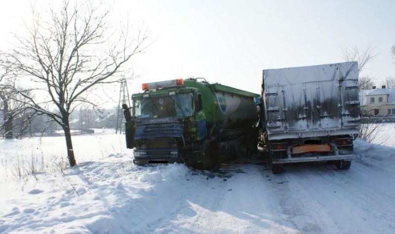 Czołówka dwóch ciężarówek. Samochód nadaje się do kasacji. Zobacz zdjęcia