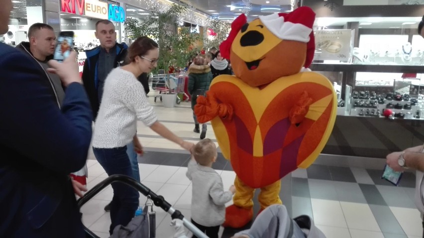 Ostrołęka. Mikołajki w Galerii Bursztynowej. Na dzieci czekał Mikołaj, w towarzystwie elfów i śnieżynek [ZDJĘCIA, WIDEO]